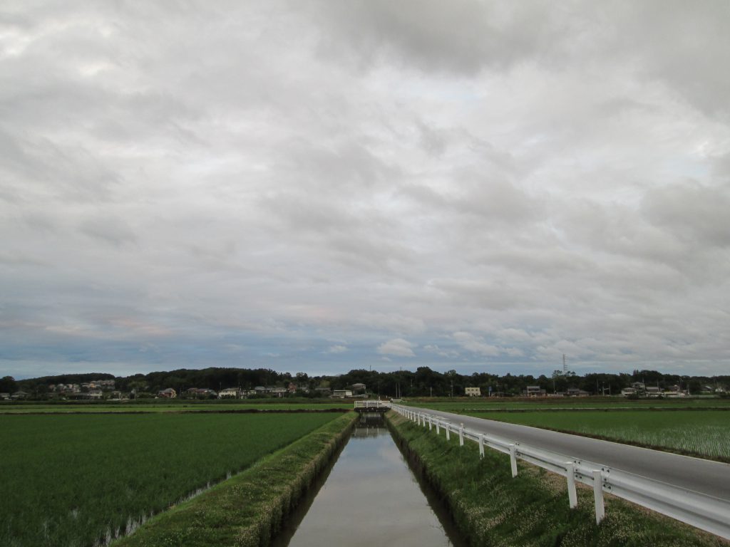 ↑用水路と雨上がりの空の図