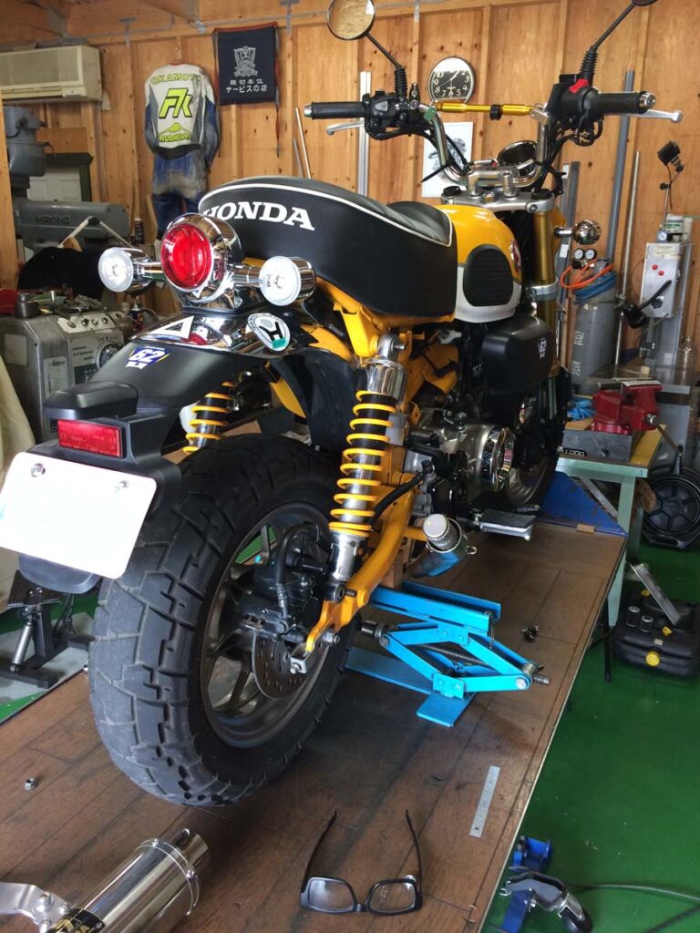 JB05　モンキー125 新車外しリアサスペンション JB05 モンキー125 新車外しリアサスペンション - パーツ在庫