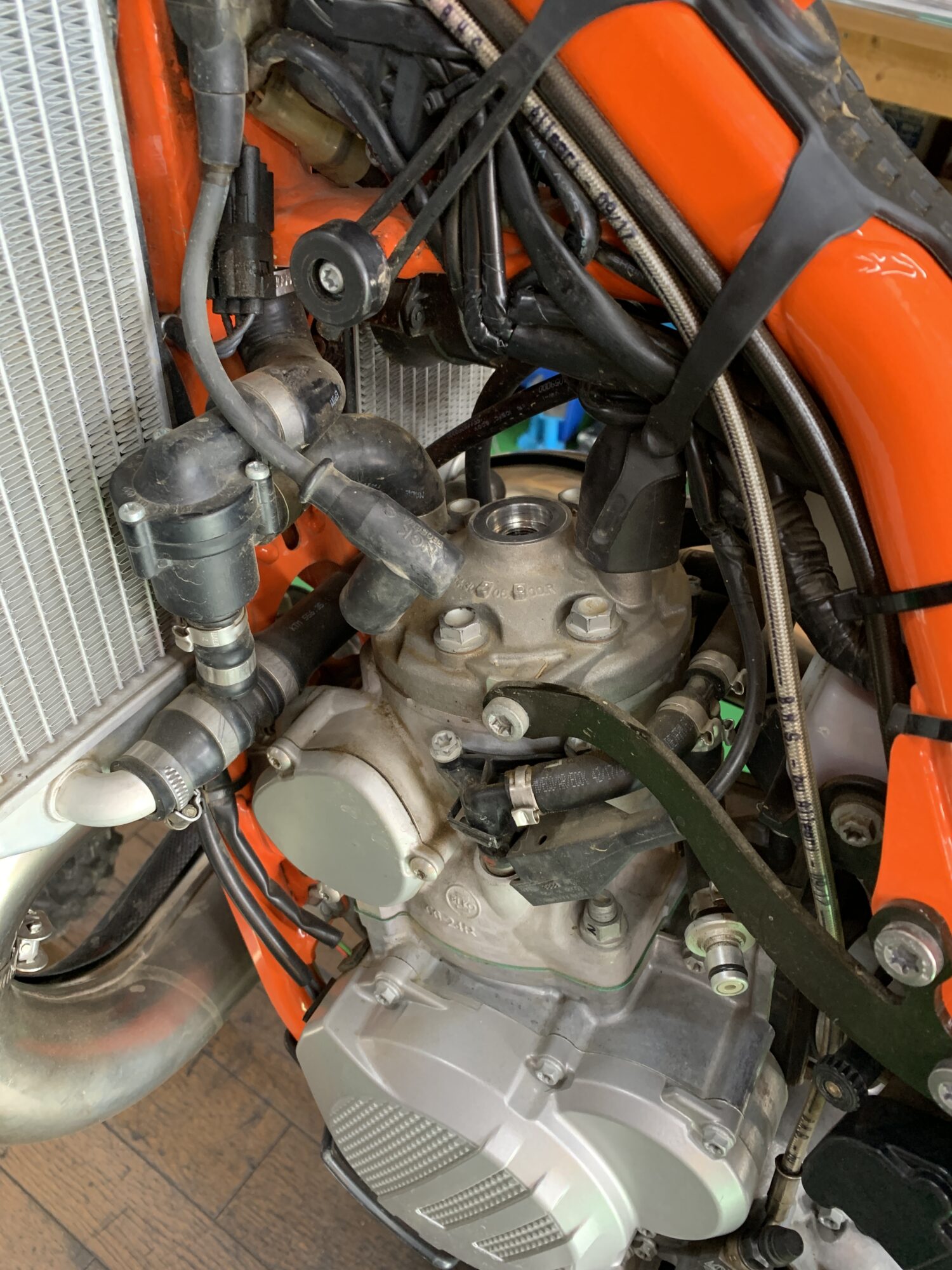 250SX純正スプロケ・カバー_割れなし交換に。KTMエンジンカバー