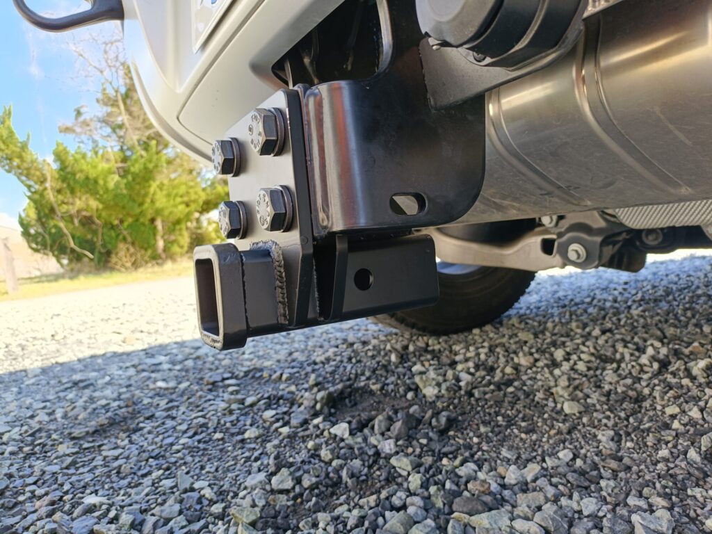 DEFENDER用ヒッチメンバーレシーバー受け部分組み付け | 岡本商店